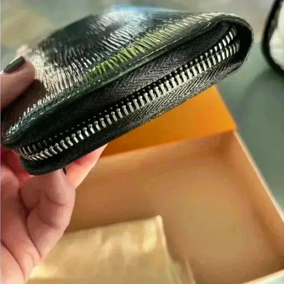EUC Louis Vuitton Epi Noir zippy wallet full inclusion and new zipper pull - Picture 11 of 14